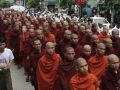 طلاب بوذيون يطالبون بعدم تعليم أبناء الروهنجيا، وإزالة قراهم من الطريق