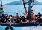ماليزيا تعترض قارباً يقل مئات الروهينغا
