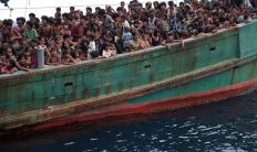 مصرع 100 من مهاجري القوارب في إندونيسيا خلال مشاجرة على "الطعام"