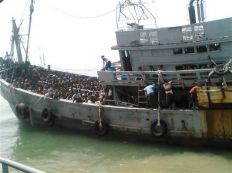 البحرية التايلاندية تنهى مهمة إغاثة للاجئى الروهينجا أمس الأربعاء