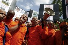 رهبان بوذيون يقاضون وزير داخلية ميانمار