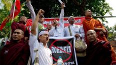 ميانماريون يتظاهرون أمام سفارة أمريكي احتجاجا على الإشارة للمسلمين بالـ”روهينجا”
