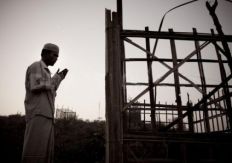 سلطات بورما تمنع الروهنجيا من صلاة الجماعة والتراويح بفرض قانون الطوارئ