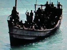 مئات الروهينغا يستغيثون من "قارب سائب" قبالة ماليزيا