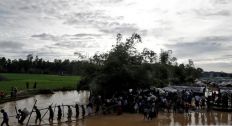 رويترز: الروهينجا يستغيثون للخروج من ميانمار وسكان يهددونهم "سنقتلكم جميعا"