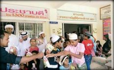 محسنون قطريون يقدمون مساعدات لمسلمي الروهنجيا بتايلاند