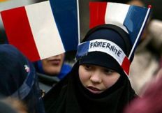 فرنسا: منع أم محجبة من اصطحاب ابنتها للحضانة