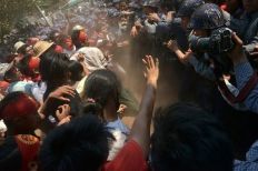 الشرطة تعتقل أكثر من 120 طالباً خلال قمع مسيرة طلابية في بورما
