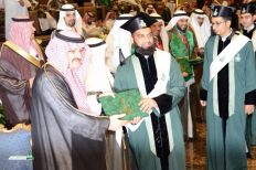 الأمير مشعل يكرم الجيولوجي الأراكاني في حفل جامعة المؤسس