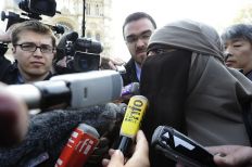 فرنسا: مسلمة تتعرض للطعن بسكين بدوافع عنصرية