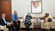 رئيسة وزراء بنغلادش تستقبل عقيلة أردوغان في دكا