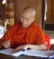 الراهب البوذي "ويراثو" ينشر الكراهية في بورما ضد المسلمين