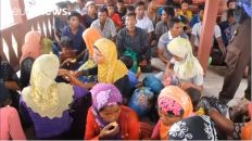 شاهد: قارب يقل 76 من مسلمي الروهينغا يرسو في إندونيسيا