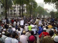 ميانمار.. الآلاف يتضامنون مع مسلمي الروهنجيا