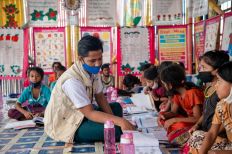 بنغلاديش: مدرسون من الروهينغا والمجتمع المضيف يتصدون لمشاكل التعليم في المخيمات