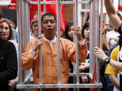 ميانمار تبدأ الإفراج عن سجناء سياسيين