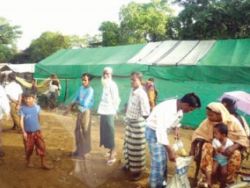مؤسسة الأصمخ الخيرية توزع مساعدات على نازحين في ميانمار
