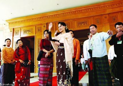 أونغ سان سوشي تلقى ترحيباً حاراً في البرلمان البورمي