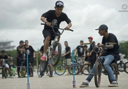 دراجات &quot;بي ام اكس&quot; هواية جديدة للشباب في بورما