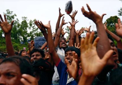 محتجون بوذيون يحاولون منع شحنة مساعدات من الوصول إلى مسلمي الروهينجا في أراكان محتجون بوذيون يحاولون منع شحنة مساعدات من الوصول إلى مسلمي الروهينجا في أراكان