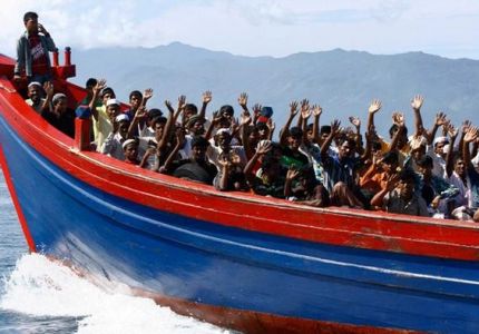 بنجلاديش تعترض قاربًا يقل 120 فردًا في طريقه لماليزيا