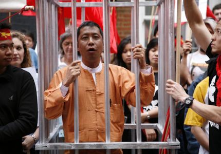 ميانمار تبدأ الإفراج عن سجناء سياسيين