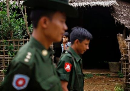 ضباط من الجيش البورمي يمنعون القرويين الروهنجيين من صيد الأسماك