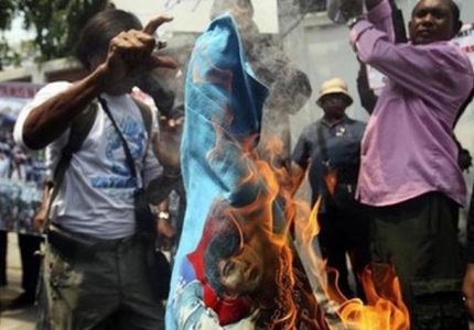 الروهنجيا في بانكوك يحرقون صورة بطل بورما، ومنظمات تستنكر ذلك