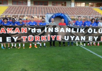 بلافتة &quot;الإنسانية تموت في أراكان&quot;.. فريق تركي يتضامن مع مسلمي الروهنغيا