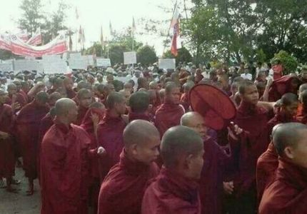 مئات من البوذيين يطالبون بمغادرة المنظمات الإغاثية الدولية من أراكان
