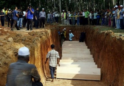 دفن رفات 21 مهاجراً من مسلمي الروهينغا في ماليزيا