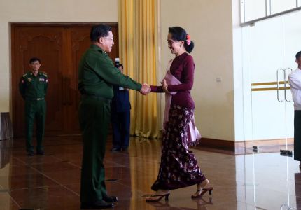زعيمة المعارضة في ميانمار تتفق مع الرئيس على «انتقال سلس» للسلطة