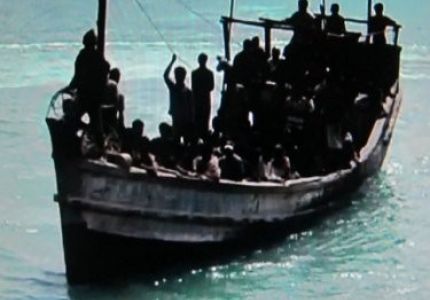 مئات الروهينغا يستغيثون من &quot;قارب سائب&quot; قبالة ماليزيا