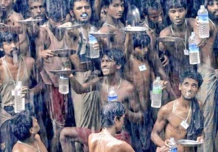 الروهنجيا يجمعون ماء المطر لعدم توفر مياه نظيفة بأماكن اللجوء