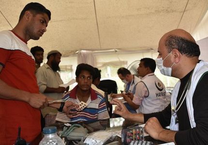 جمعية تركية توزع مساعدات طبية على لاجئي أراكان في بنغلادش