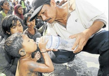 البحرية الماليزية تجبر اللاجئين الروهنجين السباحة على الطين