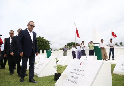 وزير خارجية تركيا يزور مقبرة ‫الشهداء الأتراك في ميانمار