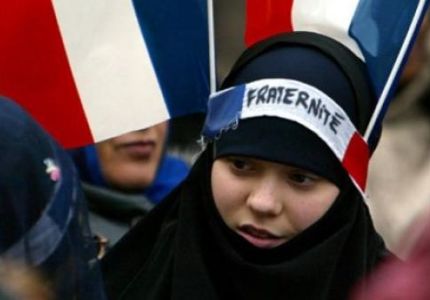 فرنسا: شركة تطرد عاملين لرفضهما دخول امرأة محجبة