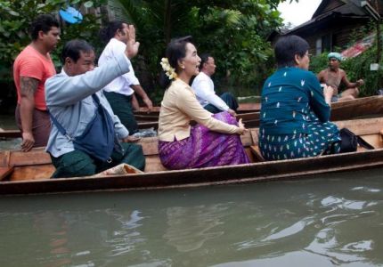 زعيمة المعارضة في ميانمار تتفقد إحدى المناطق المتضررة من الفيضانات