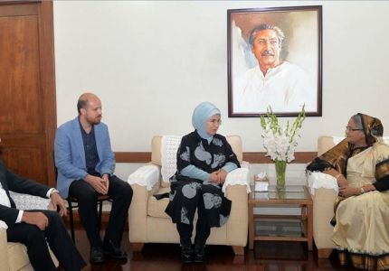 رئيسة وزراء بنغلادش تستقبل عقيلة أردوغان في دكا