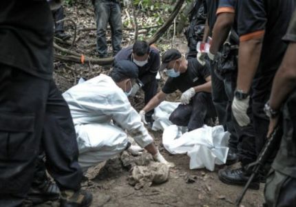 ماليزيا تحقق مع أفراد شرطة للاشتباه في علاقتهم بمقابر جماعية للمهاجرين