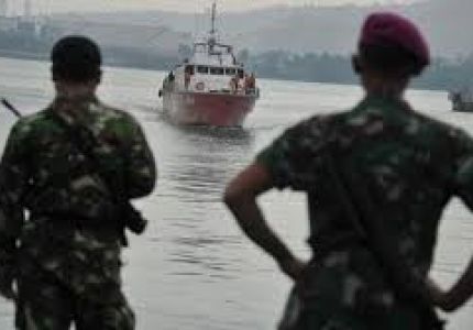 إندونيسيا تبعد سفينة لمهاجرين من بورما وبنغلاديش عن مياهها الإقليمية